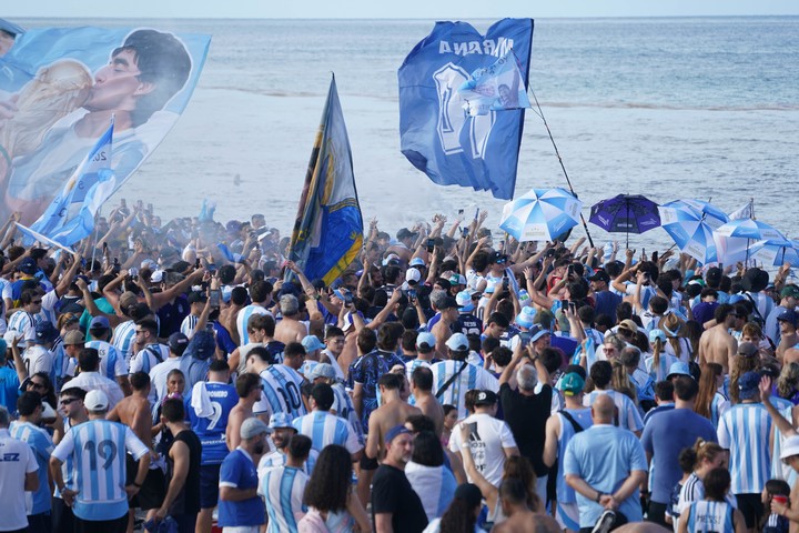 El banderazo de hinchas argentinos en Miami Beach (Juano Tesone).
