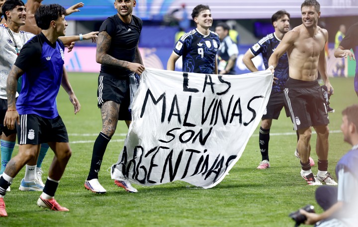 Los jugadores y el trapo que menciona que "las Malvinas son argentinas". (Foto: EFE)