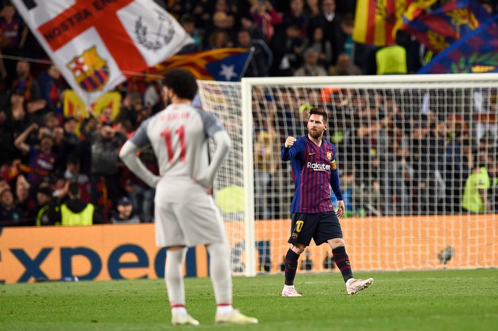 Lionel Messi y Mo Salah. (AFP)