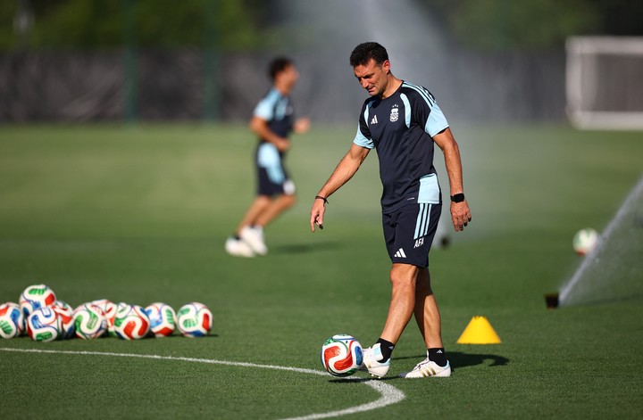 Scaloni en el entrenamiento previo al partido ante Suiza ( REUTERS).