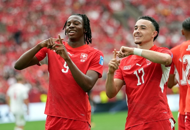 Ruben Vargas junto a Johan Manzambi (EFE).