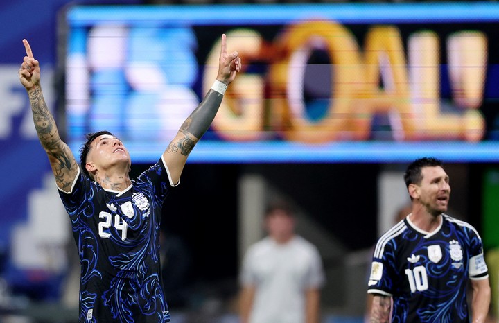 Enzo Fernandez y Lionel Messi (Reuters).