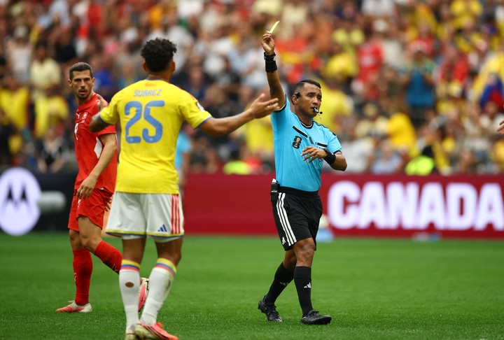 Iván Barton amonesta a Luis Suárez, de Colombia, ante Suiza.