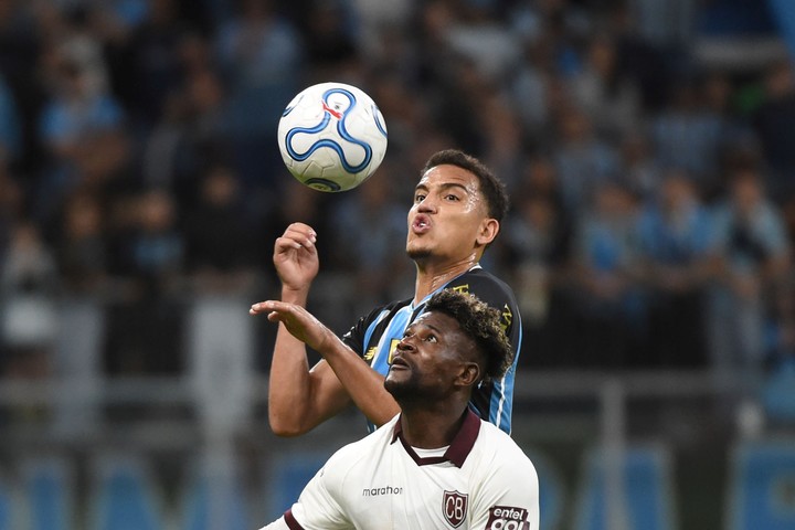 Gustavo Martins de Gremio lucha por la pelota contra Dairon Asprilla, de Bolívar (EFE).