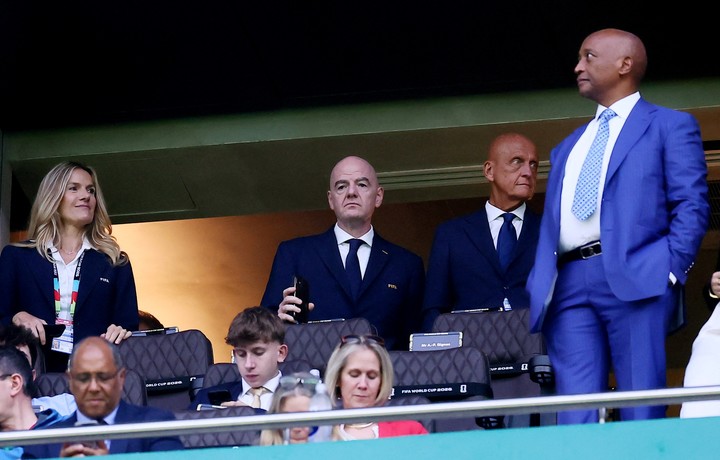 Gianni Infantino y a su izquierda Pierluigi Collina. (Foto: Reuters)