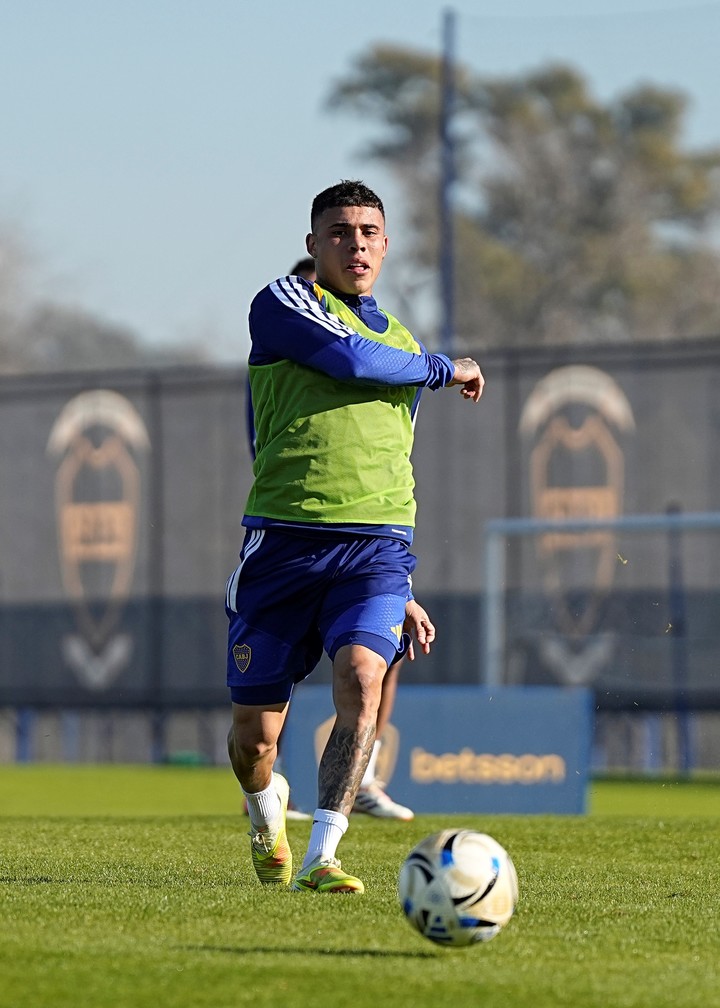 Ayrton Costa viene de ser titular junto a Di Lollo, pero a hoy no tiene el puesto asegurado con Arruabarrena (Prensa Boca).