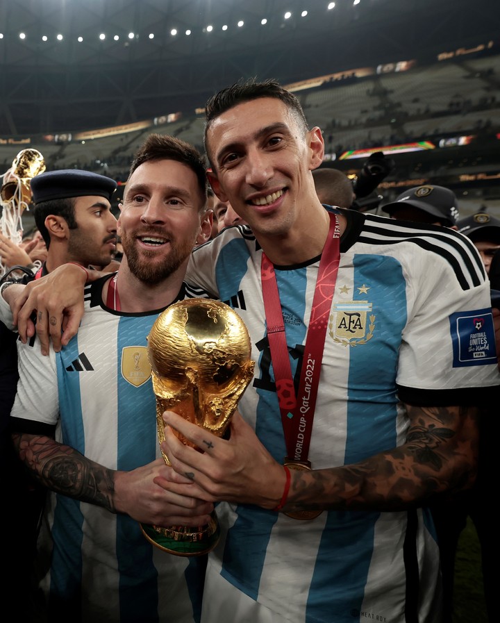 Lionel Messi y Ángel Di María con la copa de Qatar 2022.