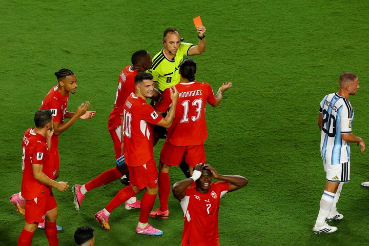 El árbitro saca la roja y Embolo se agarra la cabeza.