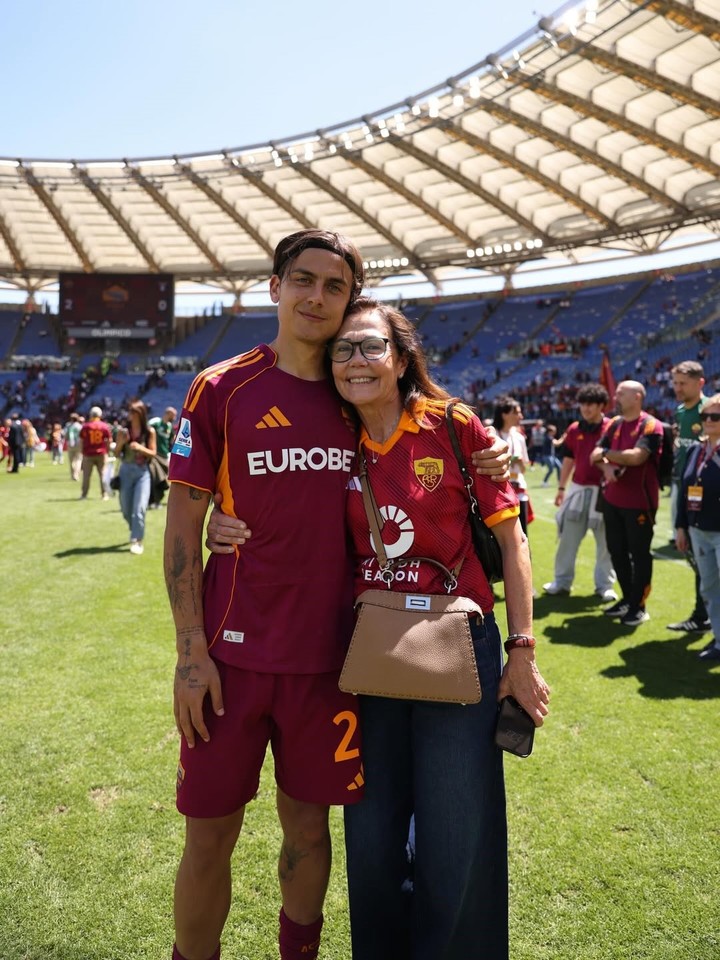 Dybala junto a su mamá Alicia.