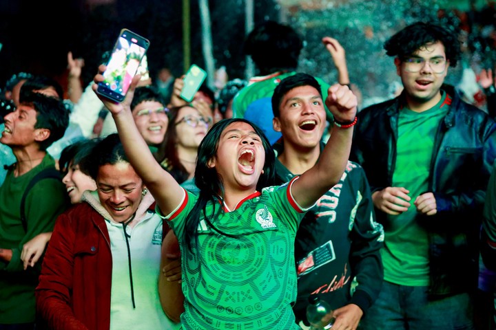 Los hinchas tras el pitazo final (EFE).
