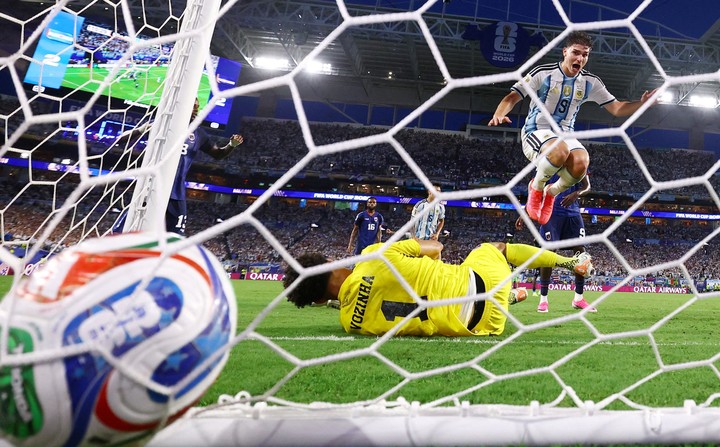 La pelota por fin vence a Vozinha, el festejo es inminente (REUTERS/Paul Childs).