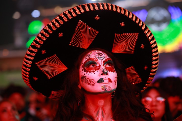 Una de las hinchas mexicanas en el Ángel de la Independencia (EFE).