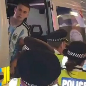 Lo salvaron de milagro: la Policía rescató a un hincha argentino antes de ser linchado en Londres