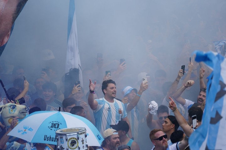 Humo, banderas, paraguas, todo...
Foto Juano Tesone/ Enviado especial
