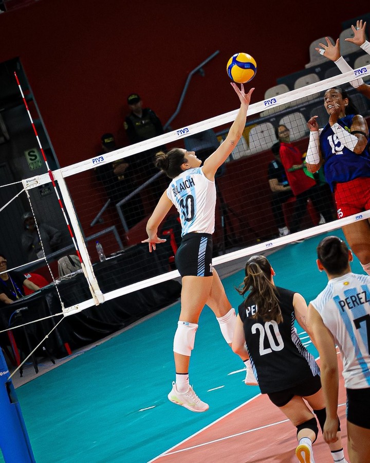 Daniela Bulaich intenta superar el bloqueo colombiano en la derrota de Las Panteras.
(@Voley_FeVA en X).