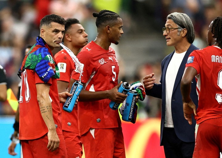 Murat Yakin hablando con sus jugadores.