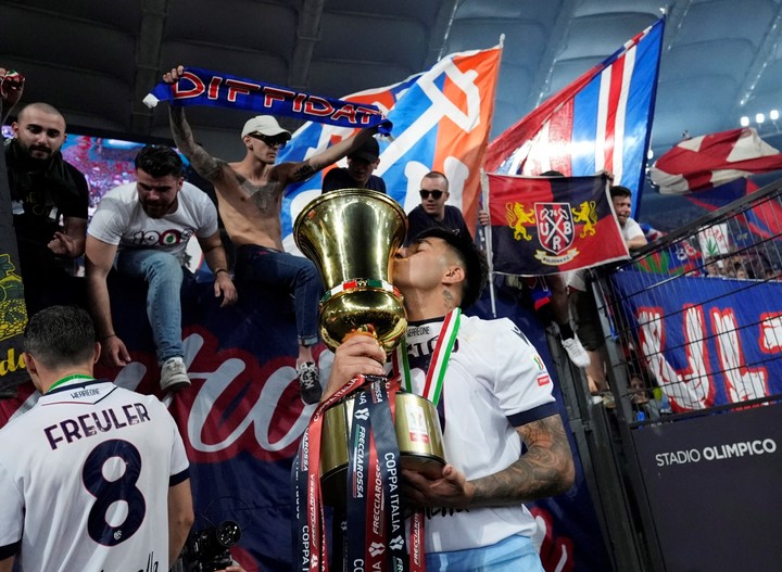 Santiago Castro levantó la Copa de Italia con Bologna. (REUTERS)