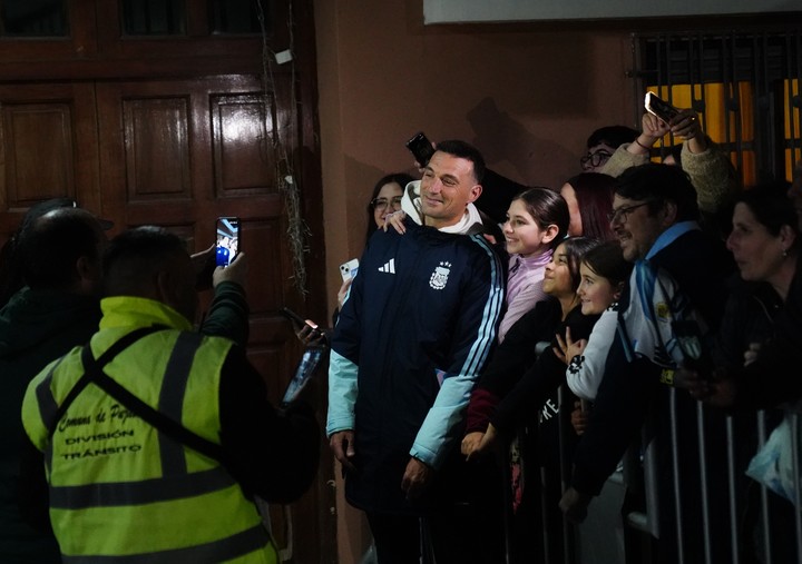 Scaloni recibió en la puerta de casa a cientos de personas. 