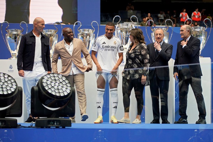 Mbappé junto a Zidane, Florentino Pérez y otras autoridades del Real Madrid.