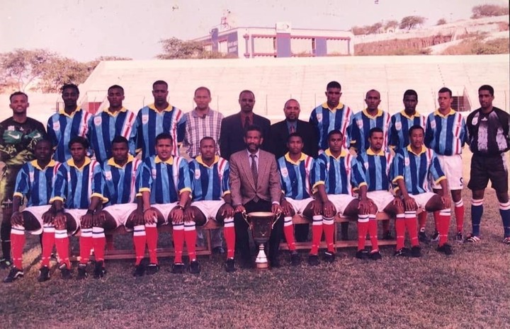Cabo Verde campeón de la Copa Amilcar Cabral en 2000. Abajo, el último a la derecha es... Bubista, el actual DT.