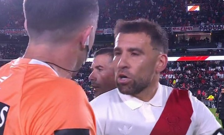 Otamendi y su reclamo al juez principal.