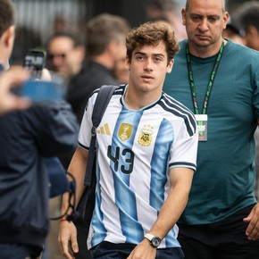 Colapinto, antes de correr, juega la semifinal: "¡Gran partido contra Inglaterra! Veremos quién está más feliz el jueves"