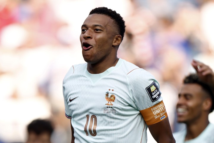 Mbappé la rompió en el triunfo de Francia (EFE).