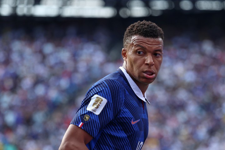 Todos se rinden ante Kylian Mbappe (AP).