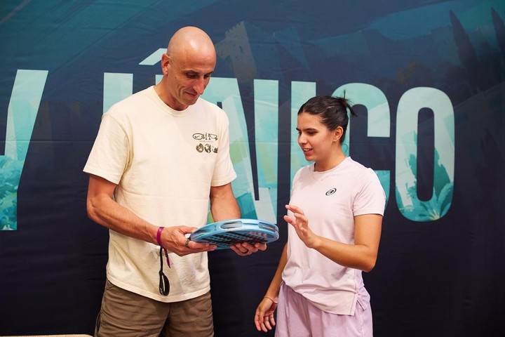 Manu Ginóbili observa la paleta de Delfina Brea durante su visita al P1 de Málaga.
(Foto: Premier Padel P1).