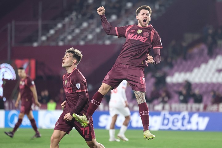 Franco Watson y Lucas Besozzi de Lanús celebran el primer gol.