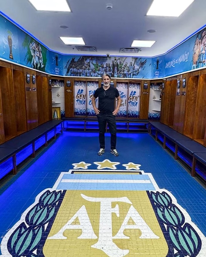 El seleccionador suizo visitó también el Predio de la AFA. (@swissnatimen).