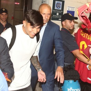 Castro llegó a Roma: los tifosi lo esperaron en el aeropuerto