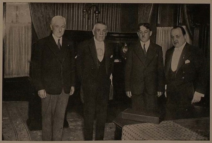 Jules Rimet, presidente de FIFA, con su par de la nación uruguaya, Juan Campisteguy.