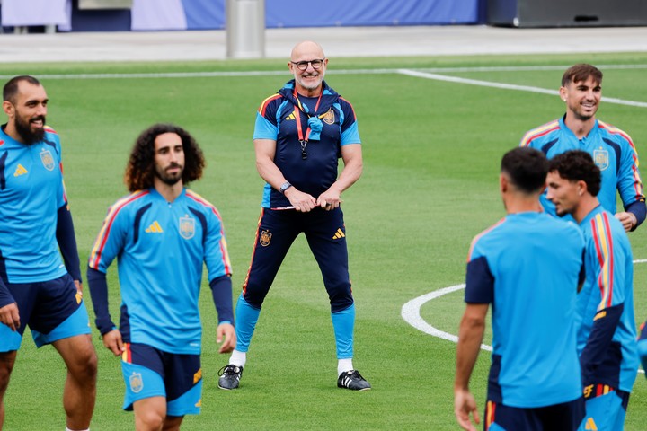 De la Fuente y el plantel durante el entrenamiento en Los Ángeles (EFE)