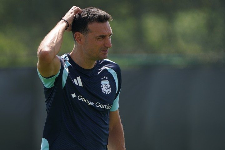 Scaloni piensa el once (Foto Juano Tesone).