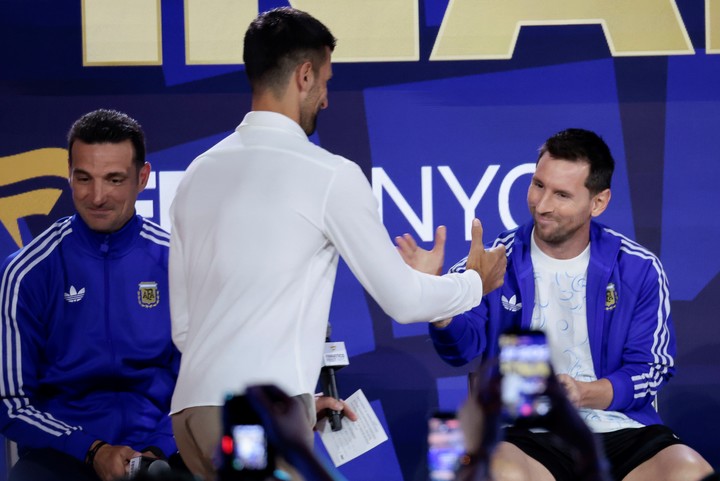 El saludo entre Djokovic y Messi. (Foto: EFE)
