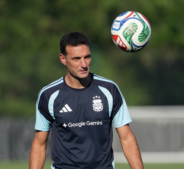 Scaloni, al mando de la práctica tras la victoria frente a Suiza (Foto Juano Tesone/ Enviado especial).