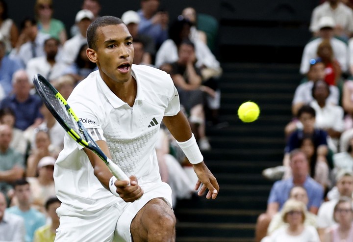 Auger-Aliassime exigió a Djokovic hasta el quinto set. (EFE)