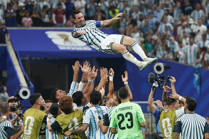 El festejo argentino tras vencer a Egipto en Atlanta (Foto Juano Tesone).