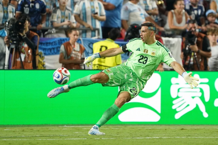 Dibu en acción ante Suiza (Juano Tesone/Enviado especial).