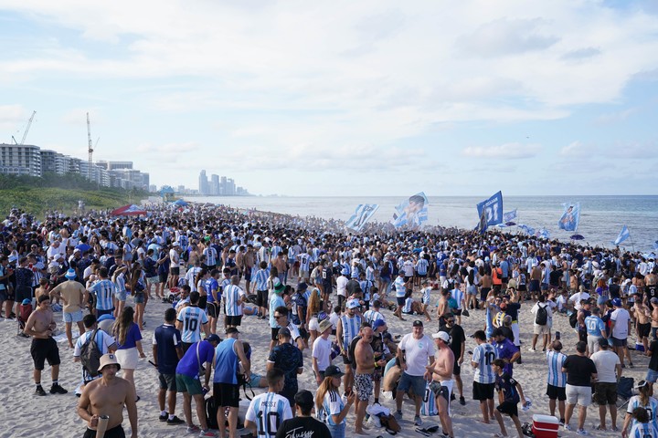 El banderazo de hinchas argentinos en Miami Beach (Juano Tesone).