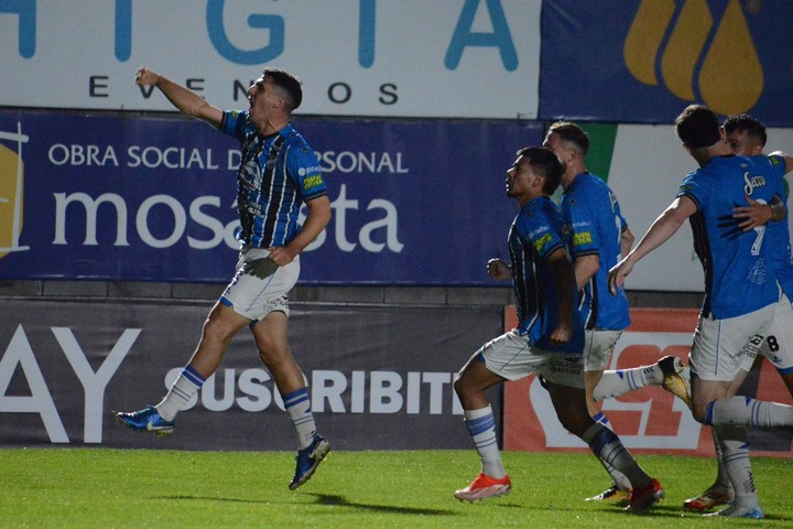 Marchioni, la gran figura del encuentro, grita el primero. (Foto: @almagroficial)