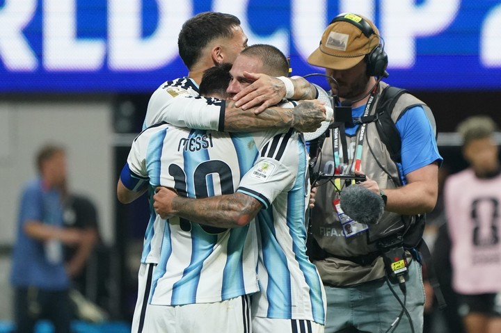 Los abrazos sobre Messi (Juano Tesone).
