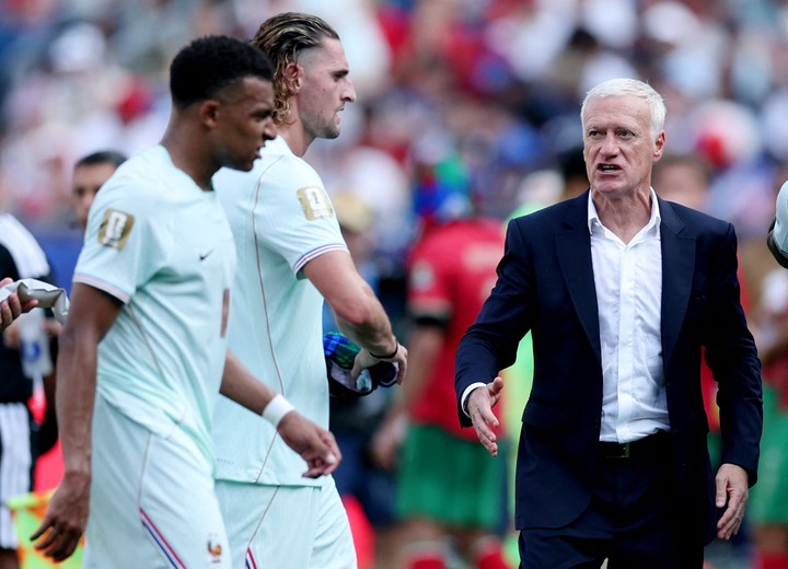 Didier Deschamps con Adrien Rabiot y Kylian Mbappé. (REUTER)