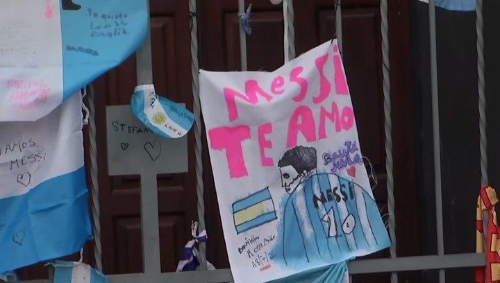 Así está el frente de la casa natal de Lionel Messi.