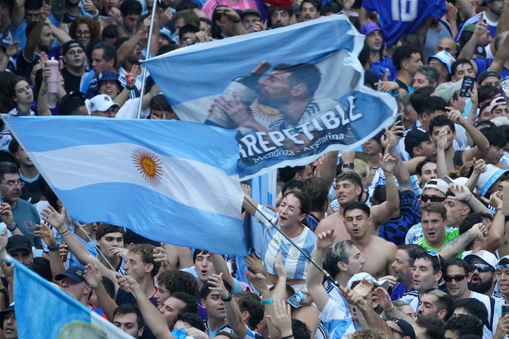 Banderas de todo tipo. Foto Juano Tesone/ Enviado especial