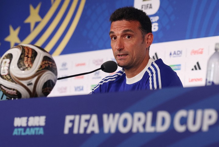 Scaloni en conferencia de prensa (REUTER).