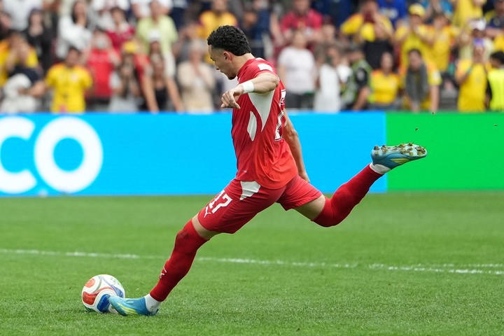 Ruben Vargas y el penal definitivo (EFE).