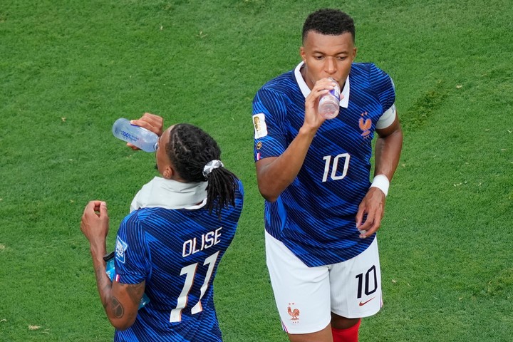 Kylian Mbappe y Michael Olise en la pausa de hidratación ante Suecia (AP).