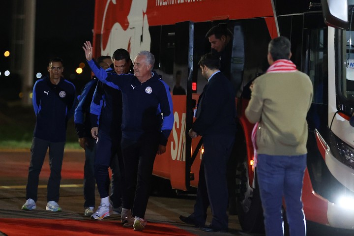 Alfaro saluda a los hinchas al llegar a Asunción.
EFE/ Juan Pablo Pino